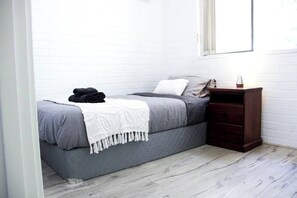 2 bedrooms, iron/ironing board, bed sheets