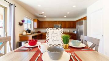 House, 5 Bedrooms | Dining