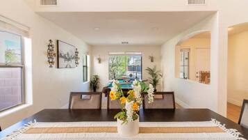 House, 5 Bedrooms | Dining