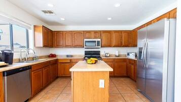 Private kitchen | Fridge, oven, coffee/tea maker, toaster