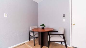 House, 5 Bedrooms | Dining