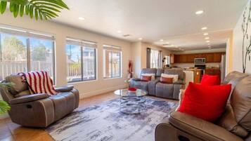 House, 5 Bedrooms | Living area
