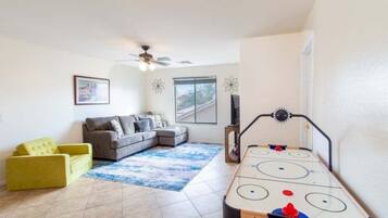 House, 5 Bedrooms | Game room