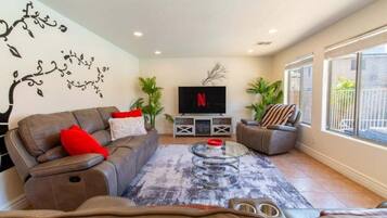 House, 5 Bedrooms | Living area