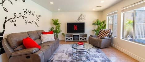 House, 5 Bedrooms | Living area