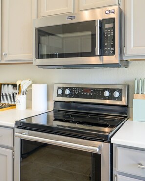 House, 4 Bedrooms | Private kitchen