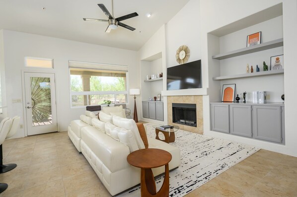 House, 4 Bedrooms | Living area | Smart TV