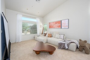 House, 4 Bedrooms | Living area