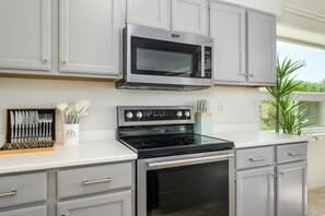 House, 4 Bedrooms | Private kitchen