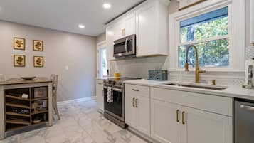 Réfrigérateur, micro-ondes, plaque de cuisson, lave-vaisselle