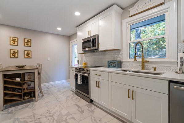 Fridge, microwave, stovetop, dishwasher