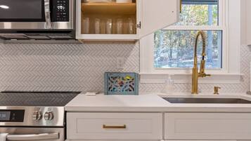 Réfrigérateur, micro-ondes, plaque de cuisson, lave-vaisselle