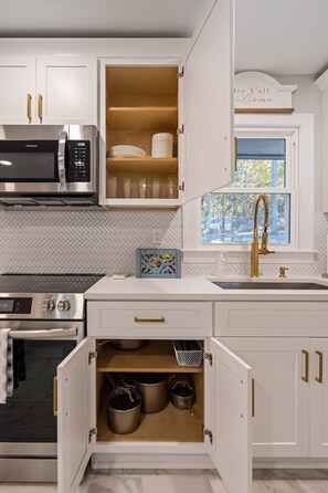 Fridge, microwave, stovetop, dishwasher