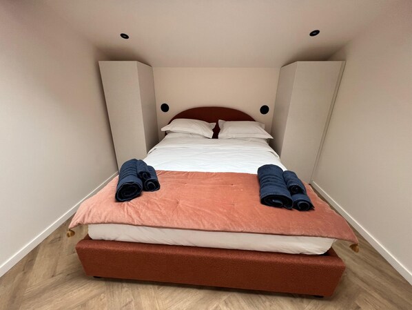 2 bedrooms, iron/ironing board, WiFi, bed sheets