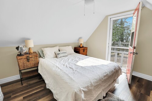Cozy Waterfront Cottage!