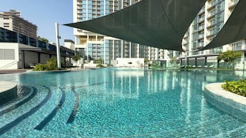 室內游泳池和室外游泳池