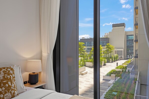 Deluxe Apartment, Balcony, City View | Peti besi dalam bilik, seterika/papan seterika, Wi-fi percuma
