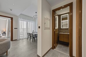 Deluxe Apartment, Balcony, City View | Peti besi dalam bilik, seterika/papan seterika, Wi-fi percuma