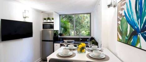 雪櫃、微波爐、焗爐、爐具