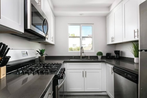 Central 3BR Apt, Near Americana