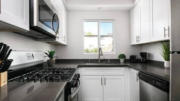 Jääkaappi, mikroaaltouuni, uuni, liesi