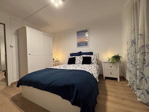 3 bedrooms, desk, iron/ironing board, free WiFi