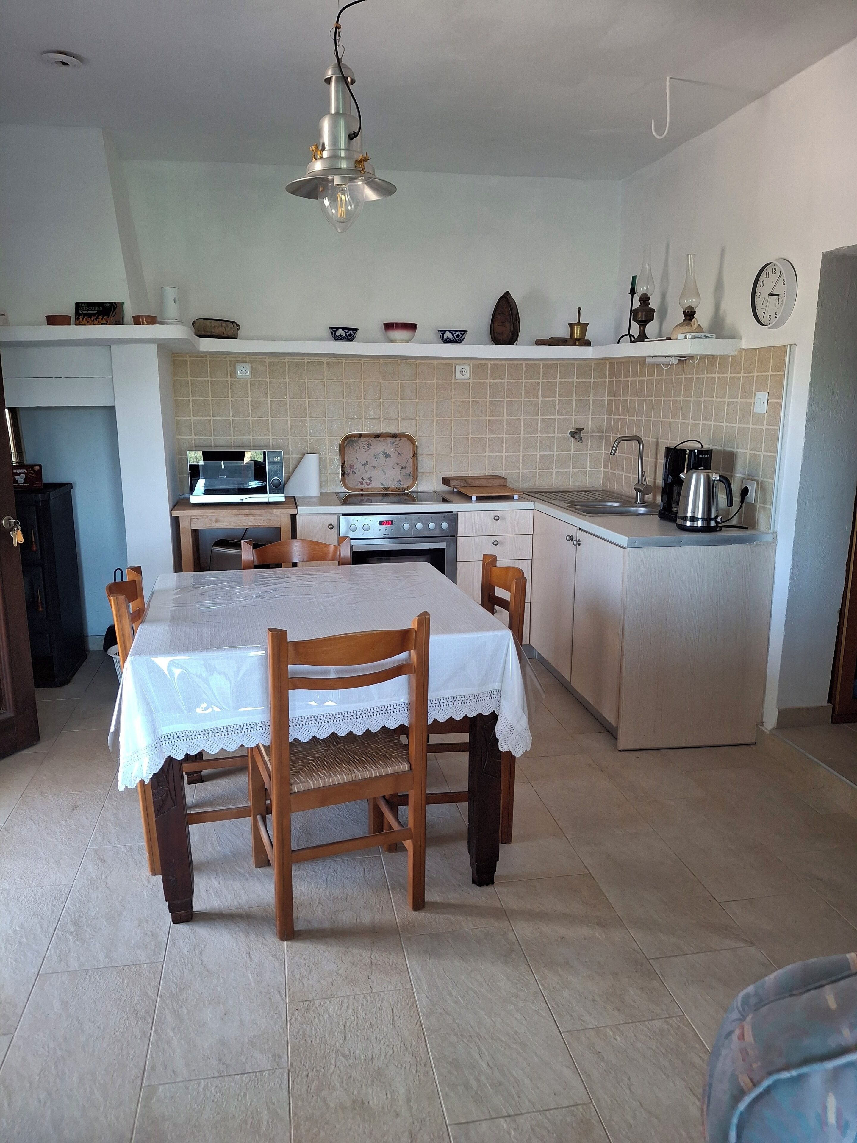 Fridge, microwave, oven, coffee/tea maker