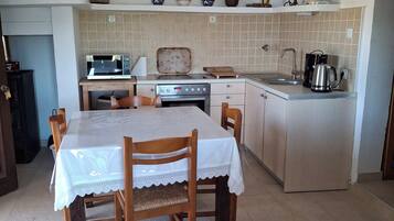 Fridge, microwave, oven, coffee/tea maker
