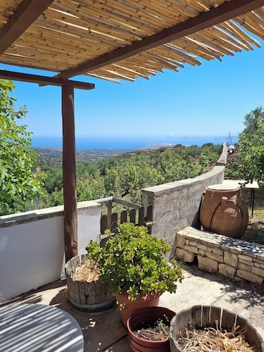 Beautiful cottage with stunning sea views, on the outskirts of peaceful Chamezi.