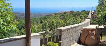 Beautiful cottage with stunning sea views, on the outskirts of peaceful Chamezi.