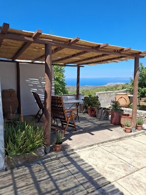 Outdoor dining - Beautiful cottage with stunning sea views, on the outskirts of peaceful Chamezi. (Chamaizi)