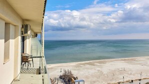 A balcony with a view of the beach and ocean. - Signature Mamaia Nord (Mamaia-Sat)