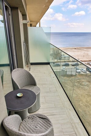 Appartement Deluxe, balcon, vue partielle sur la mer | Terrasse/Patio