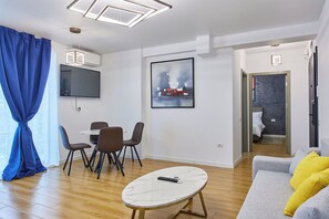 Apartamento conforto | Área de estar | TV de tela plana 110 cm com canais a cabo