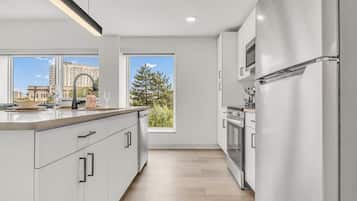 Dishwasher, cookware/dishes/utensils, dining tables