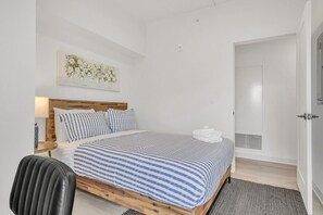 Skrivebord, strykejern/-brett, wi-fi og sengetøy