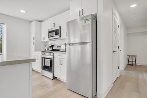 Dishwasher, cookware/dishes/utensils, dining tables