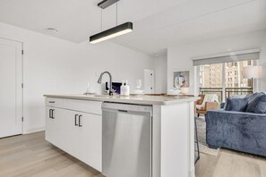 Interior - Bright & Airy 2BR | Cleveland Clinic (Cleveland)