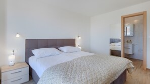 Tabla de planchar con plancha, wifi gratis y ropa de cama 