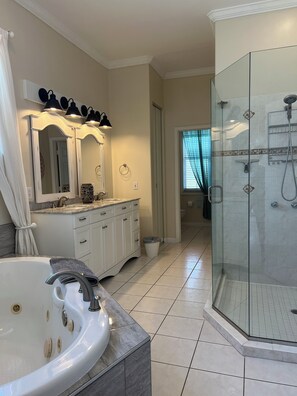 Dusche, Whirlpool, Haartrockner, Bidet