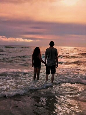 Nära stranden, solstolar och strandhanddukar