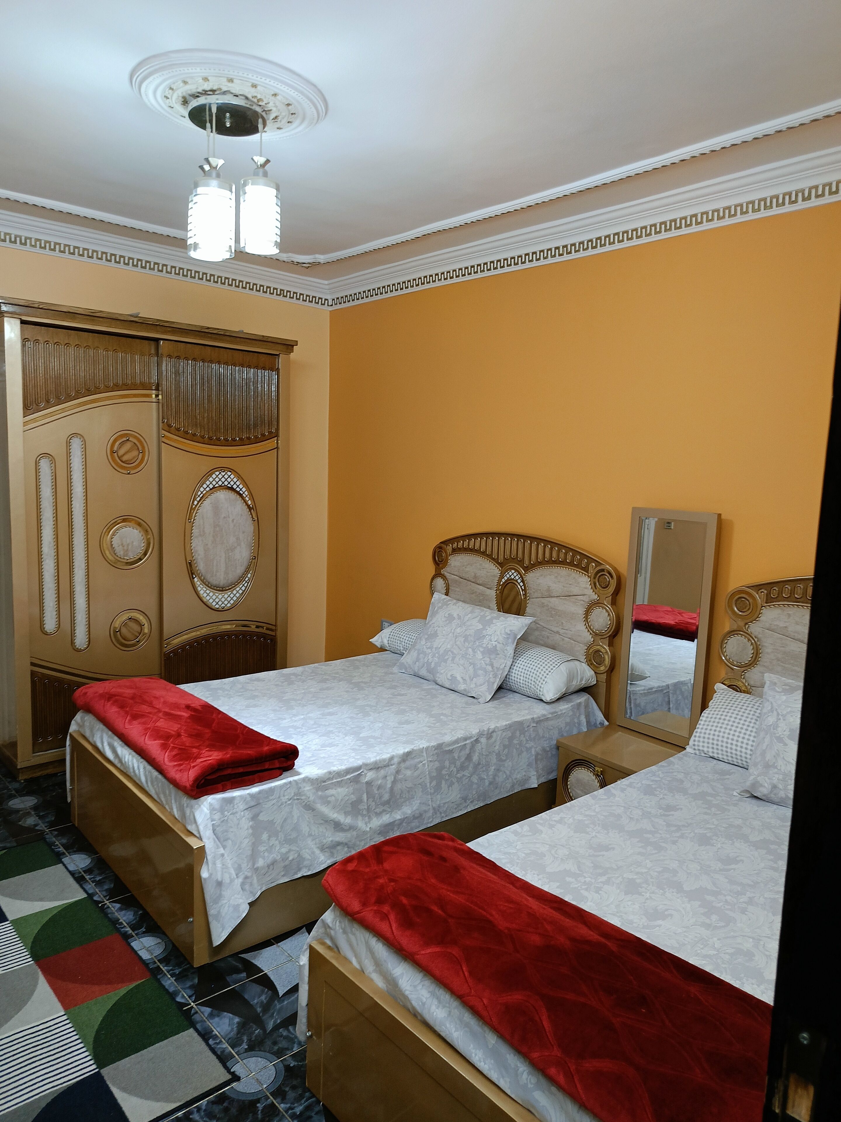 2 slaapkamers, een bureau, een strijkplank/strijkijzer, gratis wifi