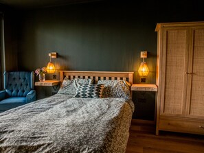 2 Schlafzimmer, individuell dekoriert, individuell eingerichtet
