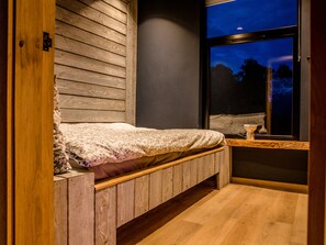 2 عدّة غرف نوم وبديكورات فريدة لكل غرفة وطراز فريد لكل وحدة