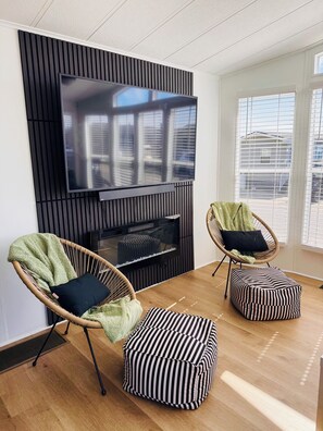 TV, fireplace, stereo