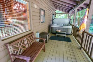Outdoor spa tub - Lovely Cabin Rental in Hocking Hills, for Dreamy Vacations in Logan, Ohio (Logan)