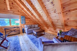 TV, fireplace - Lovely Cabin Rental in Hocking Hills, for Dreamy Vacations in Logan, Ohio (Logan)