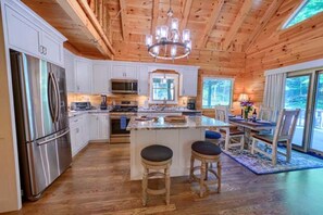 Køleskab, mikrobølgeovn, kogeplade, opvaskemaskine