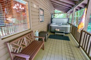 Outdoor spa tub - Lovely Cabin Rental in Hocking Hills, for Dreamy Vacations in Logan, Ohio (Logan)
