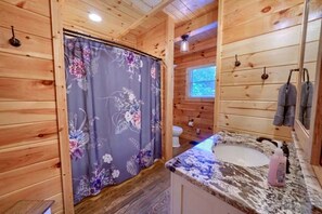 Hair dryer, towels, toilet paper - Lovely Cabin Rental in Hocking Hills, for Dreamy Vacations in Logan, Ohio (Logan)
